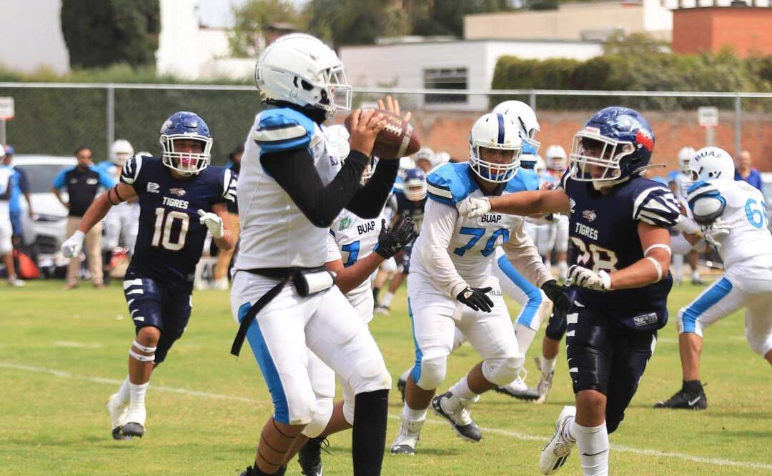 La BUAP destaca por sus equipos varonil y femenil de futbol americano que entrenan en La Guardia del Lobo de Ciudad Universitaria | Foto: agencia Es Imagen para El Universal Puebla