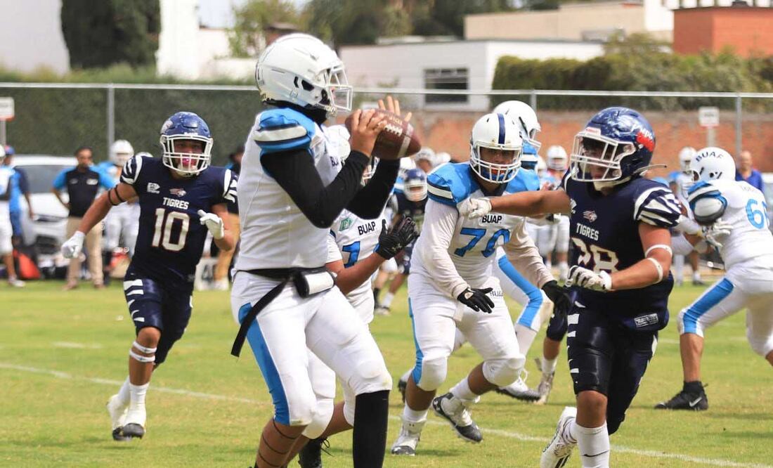 La BUAP destaca por sus equipos varonil y femenil de futbol americano que entrenan en La Guardia del Lobo de Ciudad Universitaria | Foto: agencia Es Imagen para El Universal Puebla
