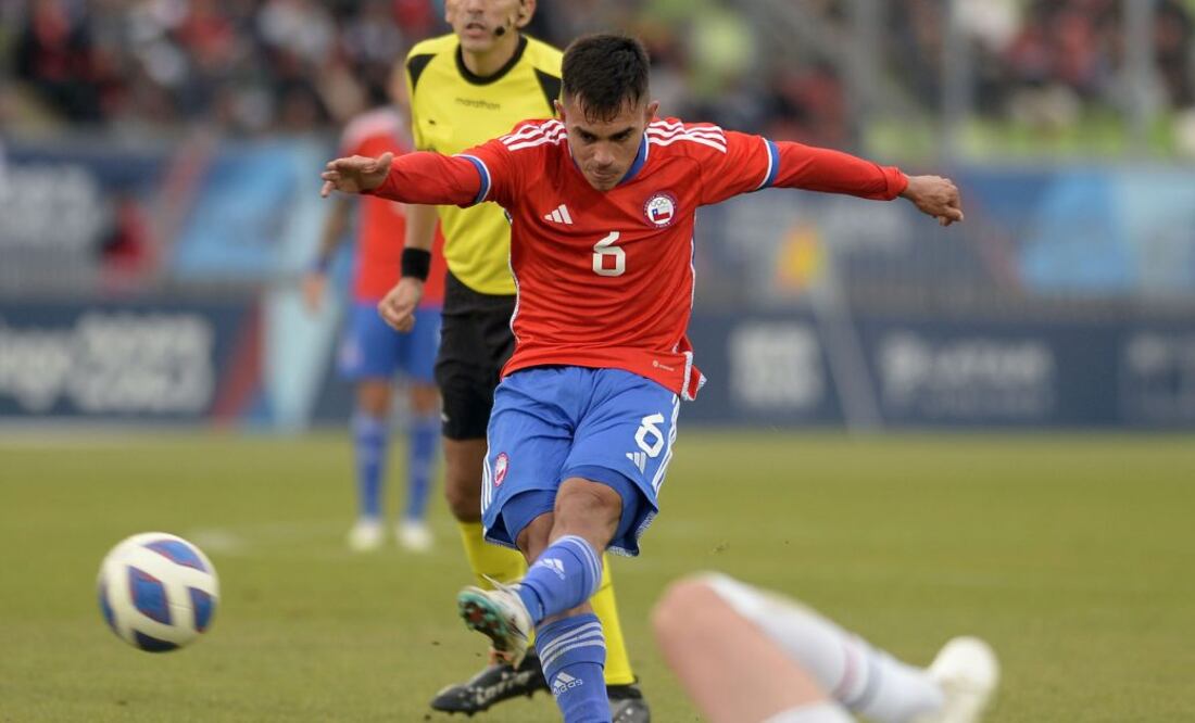 Según las necesidades actuales del Puebla FC en el mercado, el mediocentro chileno se ajusta perfectamente a lo que busca La Franja.
Foto: Producción El Universal Puebla