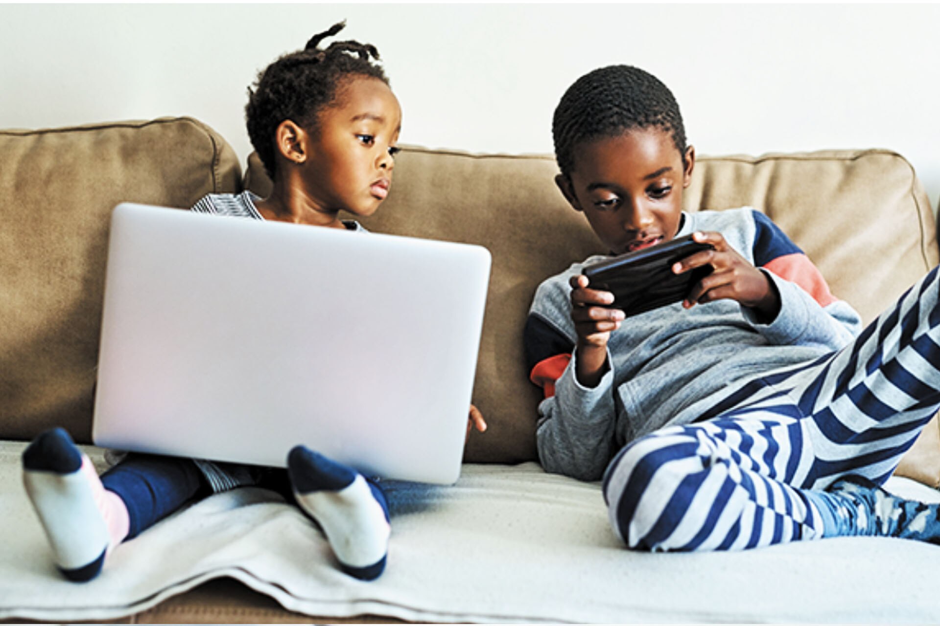 Esta profunda conexión con lo digital comienza a una edad sorprendentemente temprana; según una encuesta de UNICEF de 2020, hay niños que solicitan su primer celular alrededor de los 7 años. 

Foto: Producción El Universal Puebla