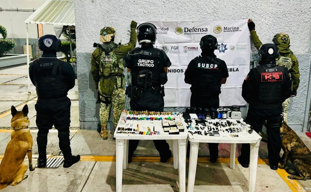 Fueron asegurados equipos telefónicos, accesorios para celulares, objetos punzocortantes, entre otros artículos prohibidos | Foto: Gobierno del Estado.
