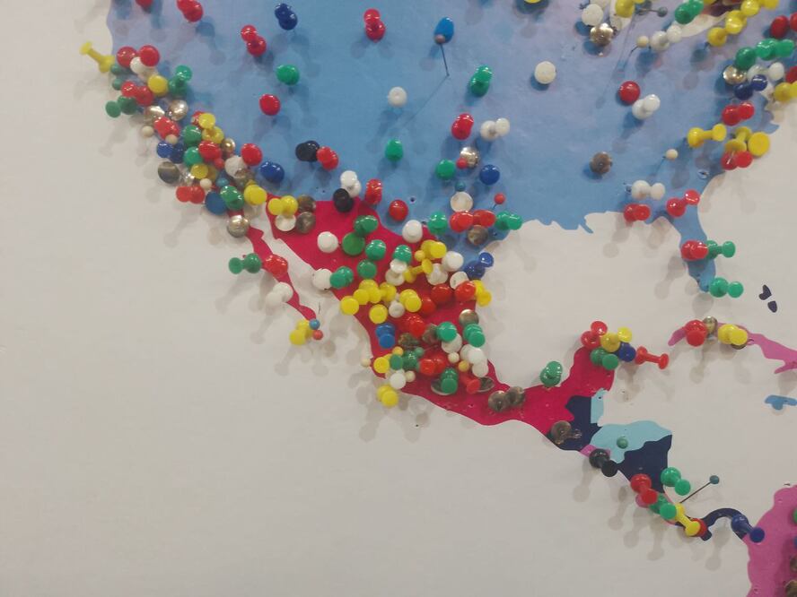 En un mapa los turistas marcan de qué países del mundo provienen | Fotos Laura Ruiz