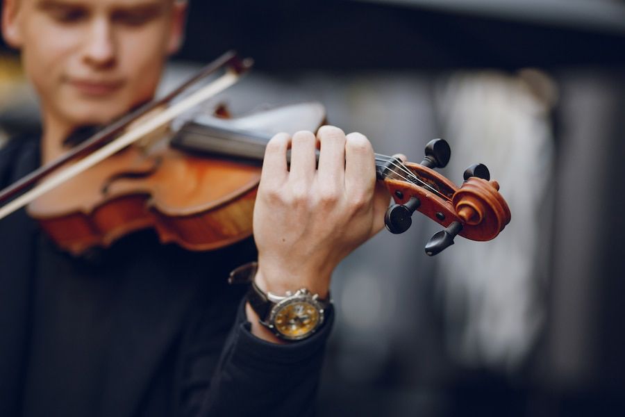 La música clásica, ofrece una serie de beneficios para la salud mental y emocional. Fuente: Freepik.