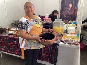 Conoce a la cocinera tradicional que prepara mole poblano para apapachar migrantes