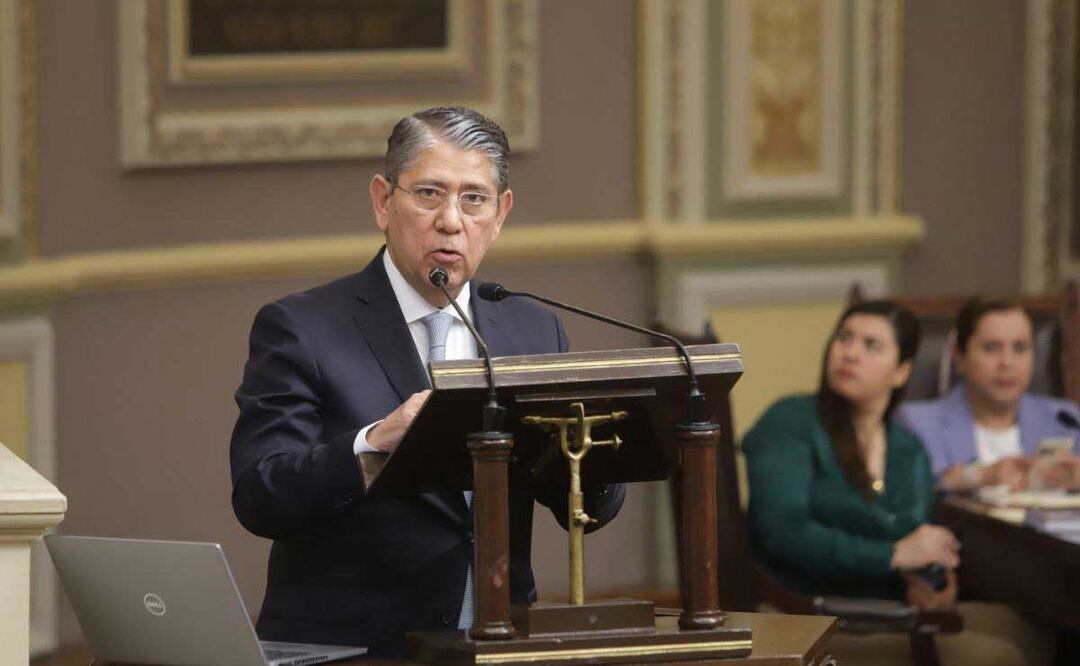 El fiscal Gilberto Higuera Bernal compareció en el Congreso de Puebla | Foto: Agencia Es Imagen para El Universal Puebla