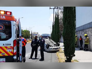 Mujer resulta lesionada tras volcar su vehículo en Anzures
