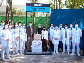 Lilia Cedillo coloca la primera piedra del Centro de Simulación y Desarrollo de Habilidades Clínicas