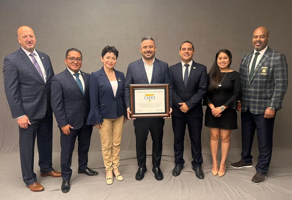 Adán Domínguez recibió la certificación | Foto: Ayuntamiento de Puebla