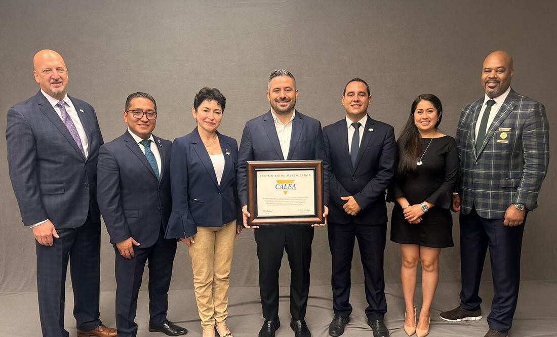 Adán Domínguez recibió la certificación | Foto: Ayuntamiento de Puebla