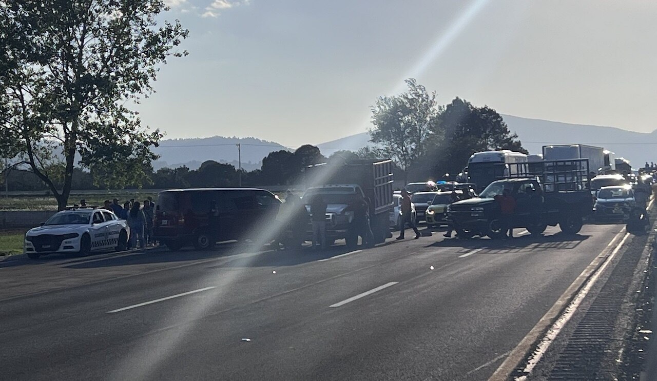 Las autoridades están solicitando a los conductores que se mantengan alerta a las indicaciones y busquen rutas alternas. 

Foto: Producción El Universal Puebla