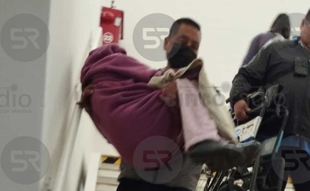 Pacientes tuvieron que ser cargados para subir o bajar las escaleras | Foto: Cinco Radio