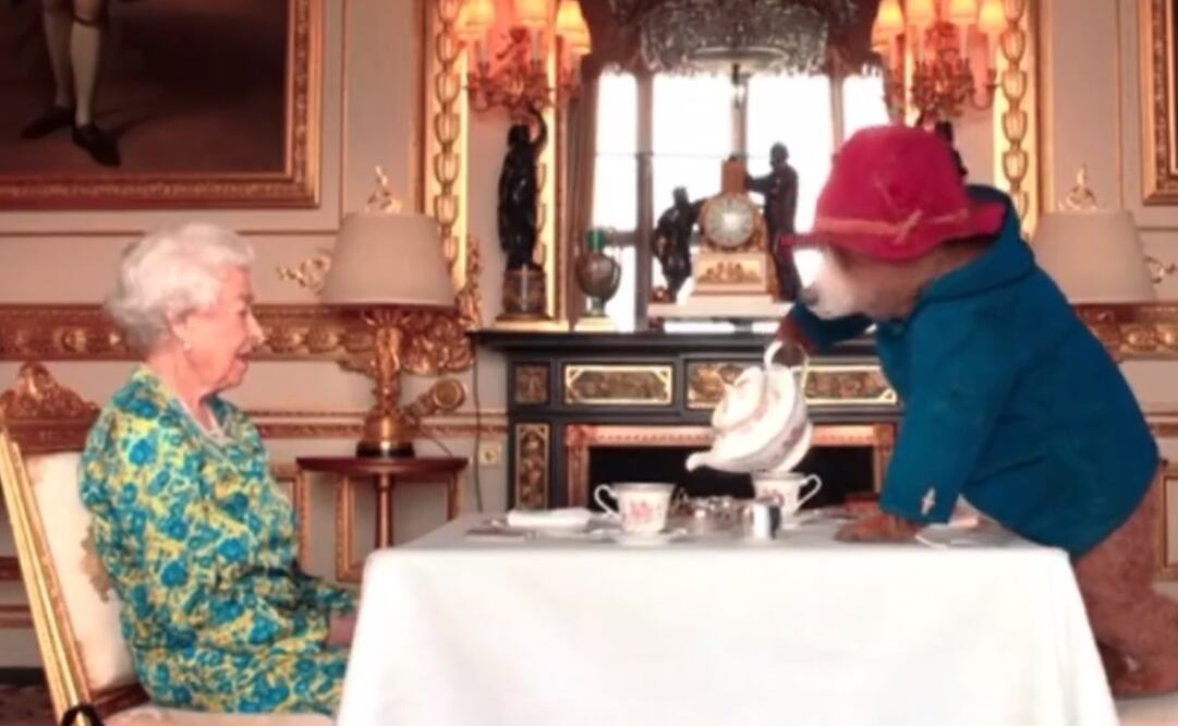 VIDEO. Con el oso Paddington como invitado, Reina Isabel II finalmente muestra lo que hay en su bolso. Foto: tomada de Twitter. @paz_zarateb