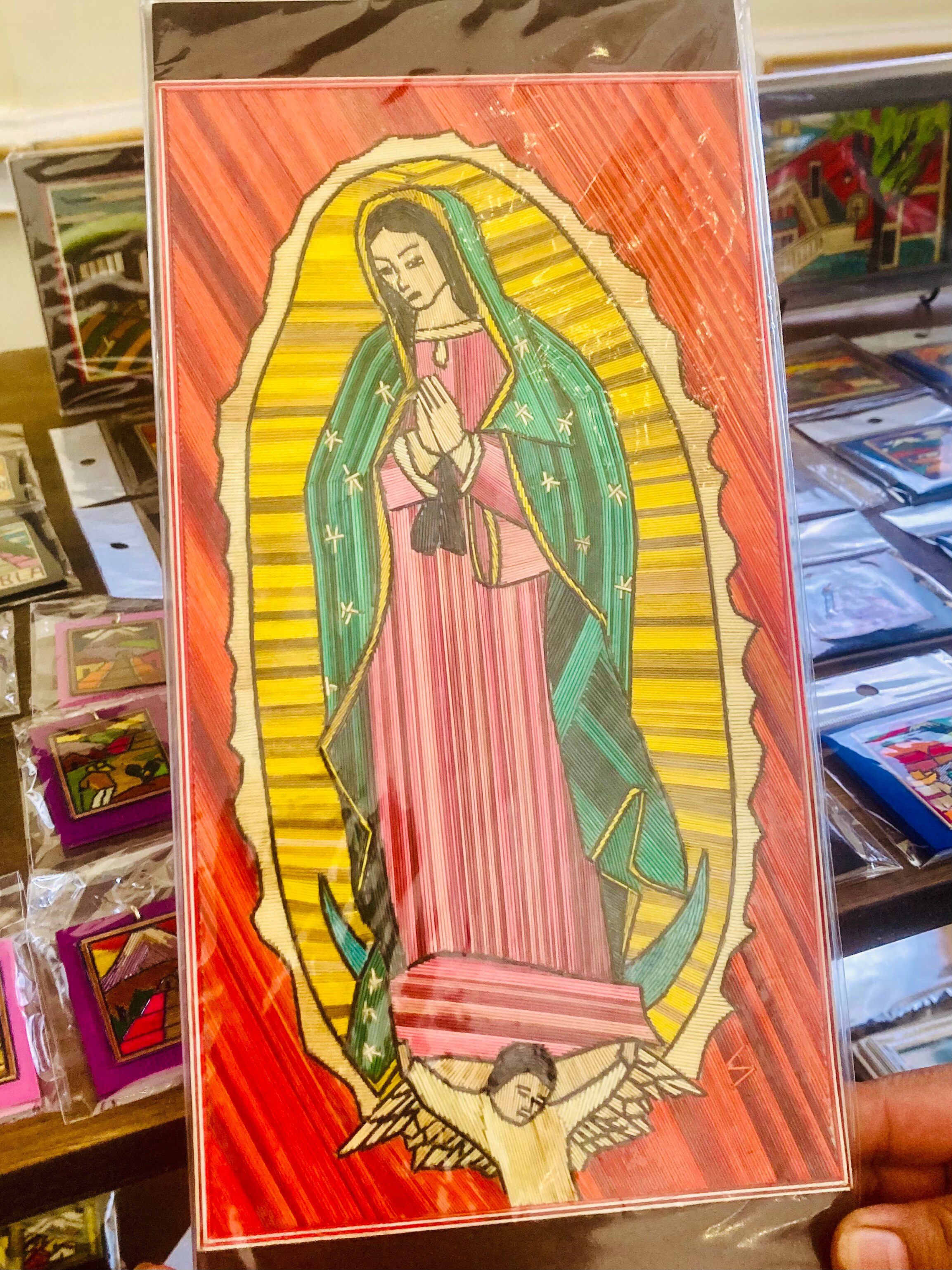 Con el popotillo, Andrea Juárez realiza varias obras de arte. | El Universal Puebla