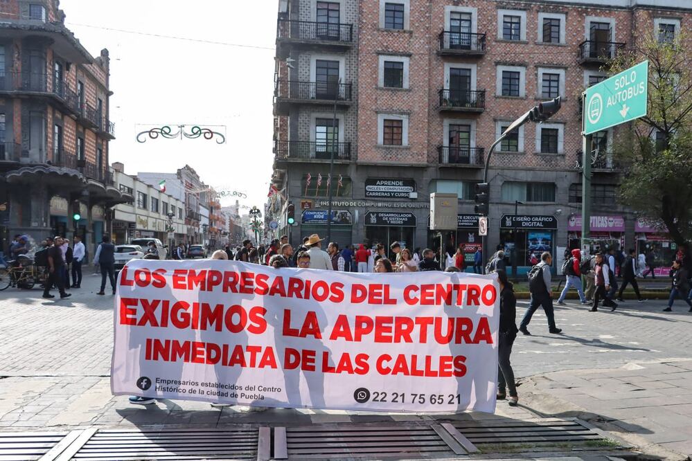 Comerciantes bloquearon la 11 Norte-Sur en el centro de Puebla | Foto: EsImagen