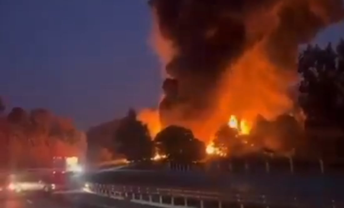 Así fue el incendio de una pipa en la autopista México-Puebla I Foto: Especial