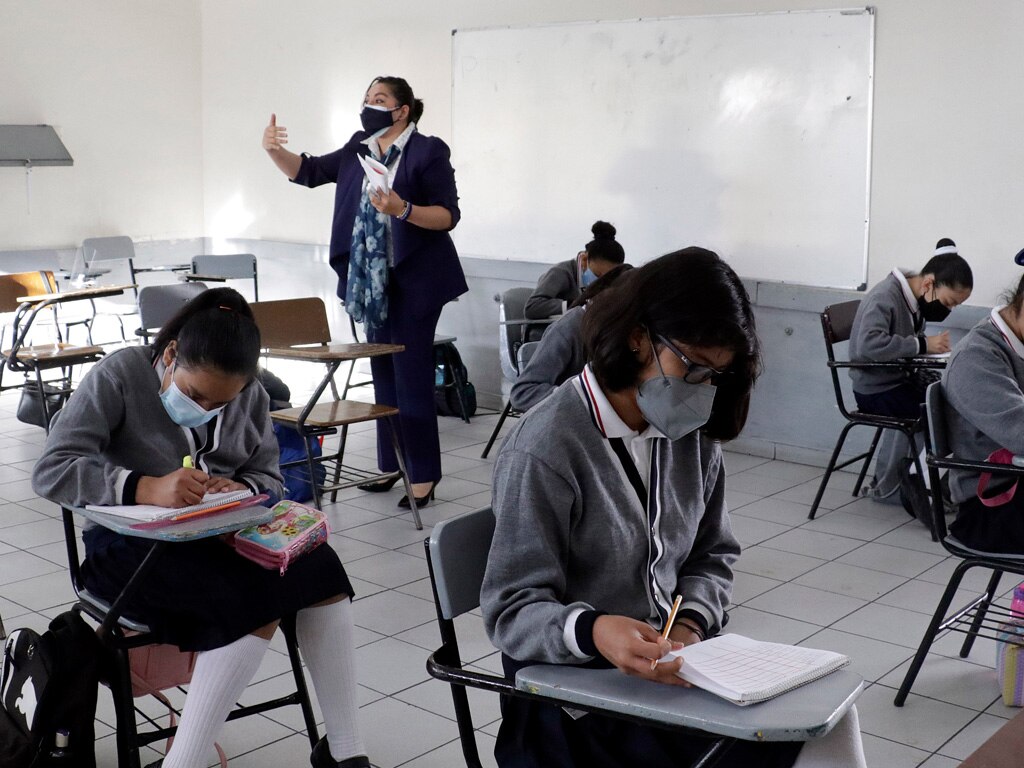 Pide Barbosa que estudiantes y padres venzan miedos para volver a clases