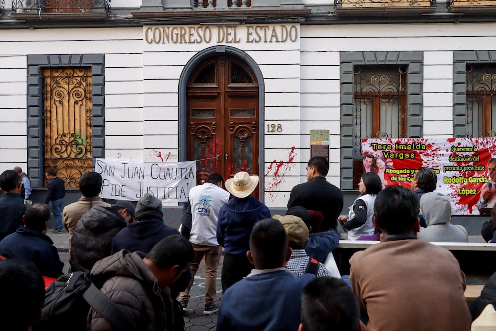 Mediante protestas, los habitantes de Coyomeapan han reclamado la destitución del alcalde Rodolfo García | Foto: Agencia Es Imagen para El Universal Puebla