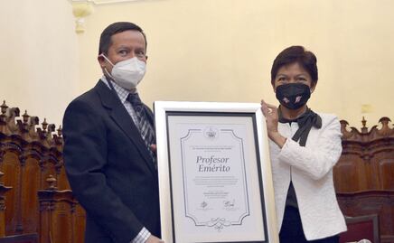 Lilia Cedillo entrega nombramiento de Profesor Emérito al doctor Gerardo Torres del Castillo