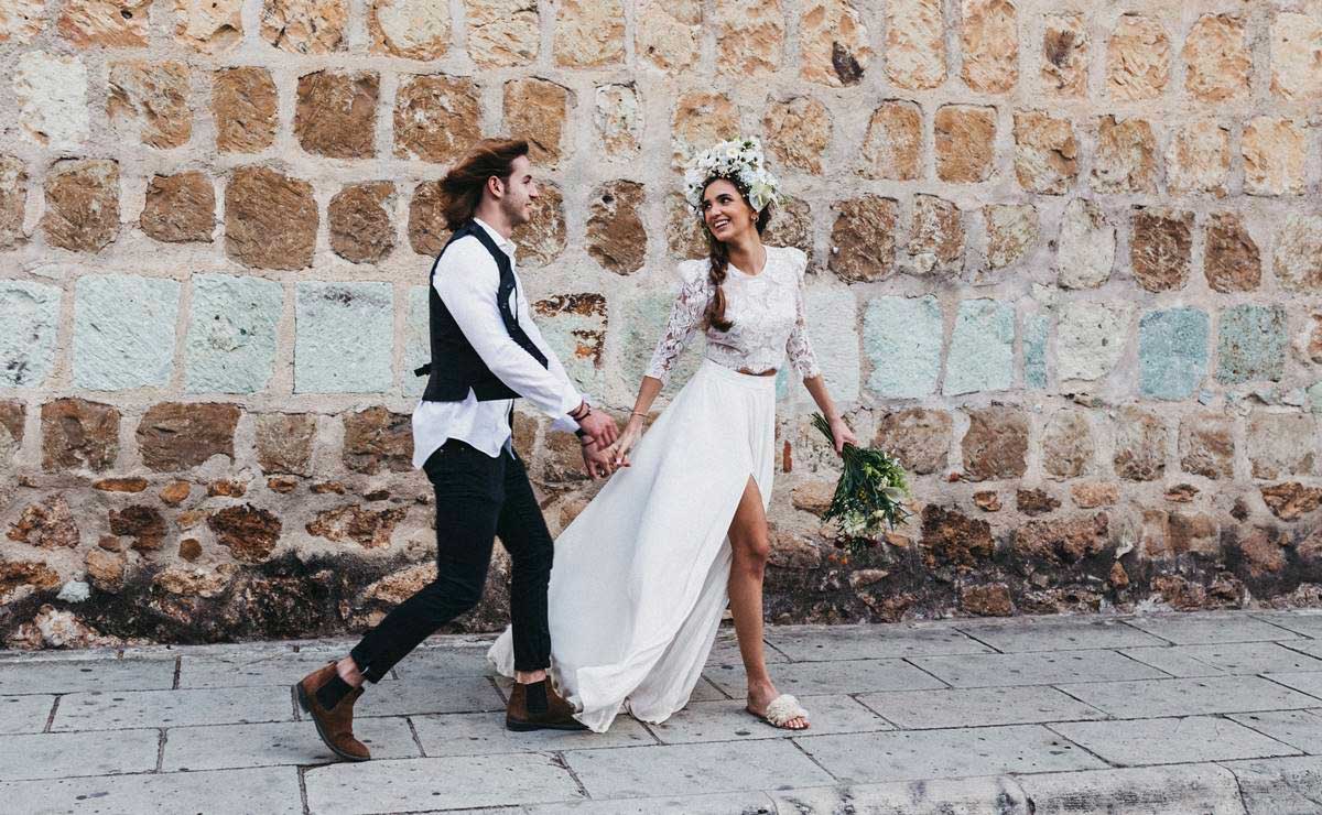 De este modo, aunque las latas pueden parecer un simple adorno ruidoso, en realidad son un símbolo profundo de alegría, buena suerte y protección divina para los recién casados, un detalle que se mantiene como una tradición alegre y significativa en muchas bodas alrededor del mundo.

Foto: Producción El Universal Puebla 