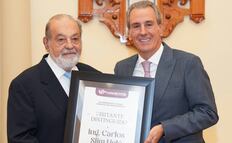 Entrega Pepe Chedraui reconocimiento de Visitante Distinguido a Carlos Slim