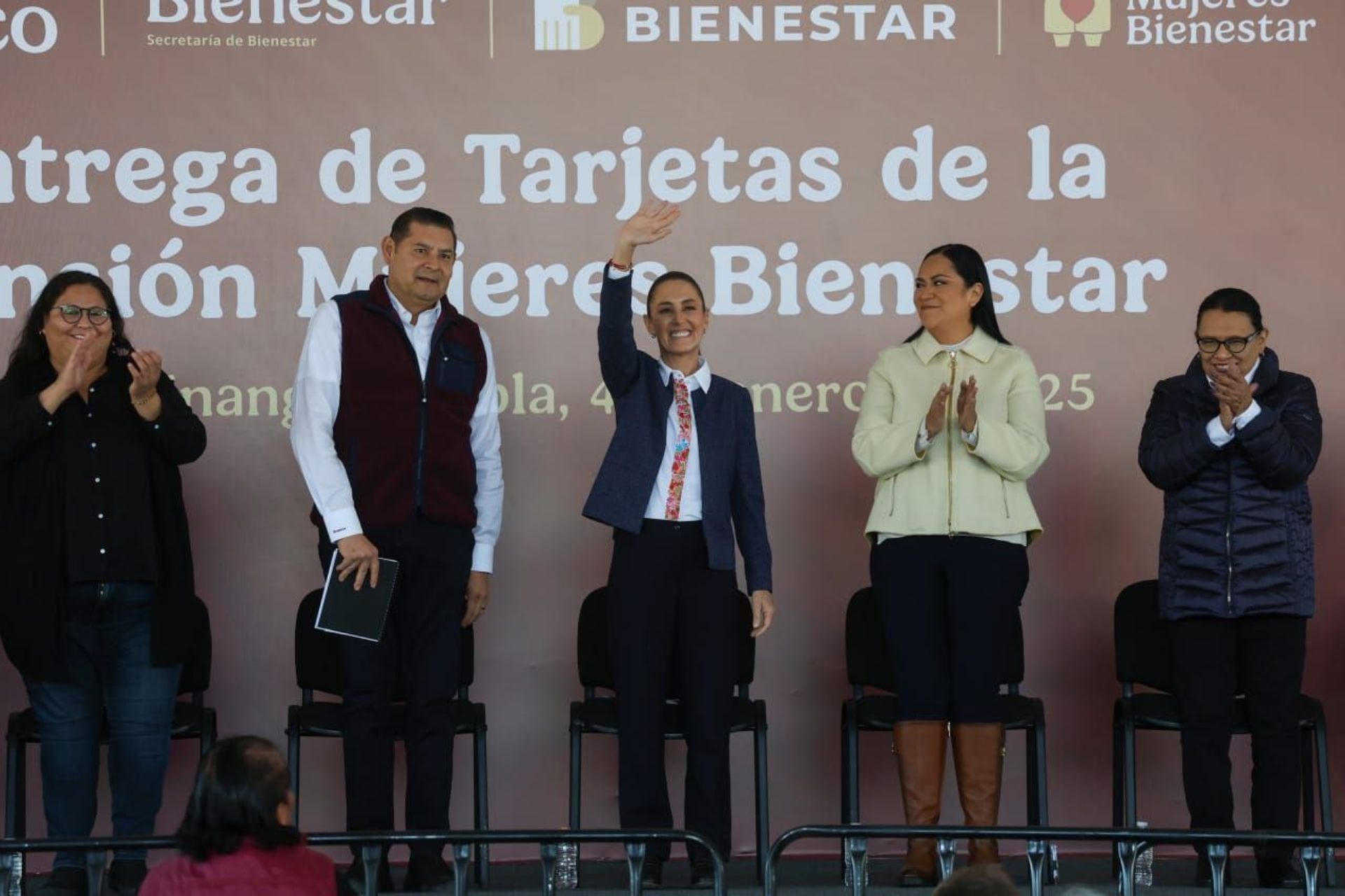 Entregan tarjetas Pensión Mujeres Bienestar en Huauchinango, Puebla