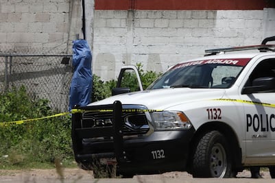 Hombre se cuelga de un castillo en obra abandonada en la libre a México