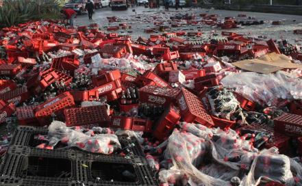 Accidente en Periférico hoy: vuelca camión de Coca-Cola