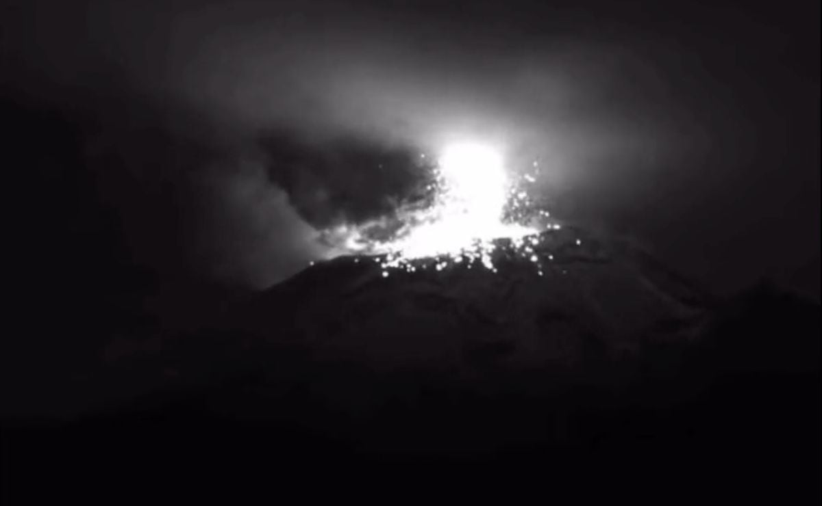 Expulsión de material incandescente, la mayor actividad del Popocatépetl durante el finde