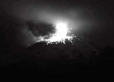 Expulsión de material incandescente, la mayor actividad del Popocatépetl durante el finde