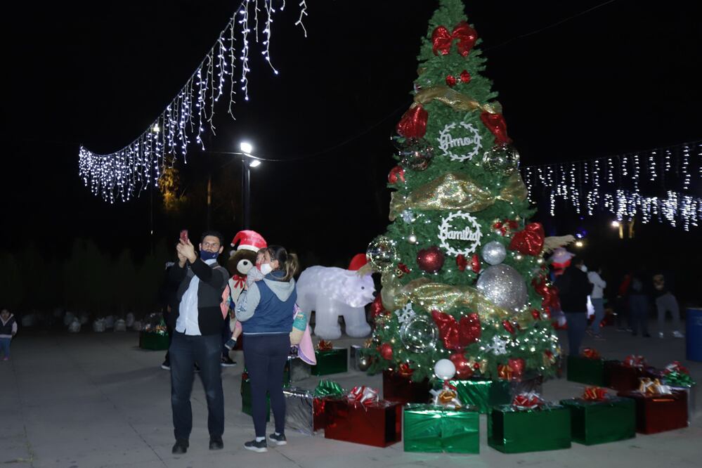 El árbol de Navidad representa un significado especial en el catolicismo | Foto: Agencia Es Imagen para El Universal Puebla