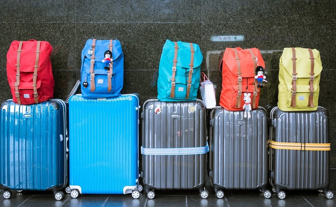 Si viajas en temporada navideña puedes tomar estas previsiones por si la aerolínea pierde tus maletas | Foto: Pixabay