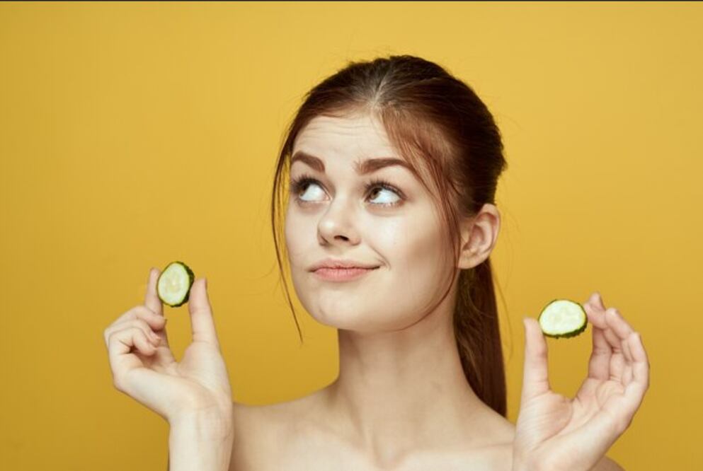 Este sencillo y efectivo truco de colocar rodajas de pepino sobre los ojos no solo es un remedio casero fácil de hacer, sino que también brinda un alivio inmediato, haciendo que la piel luzca más fresca y descansada.

Foto: Producción El Universal Puebla