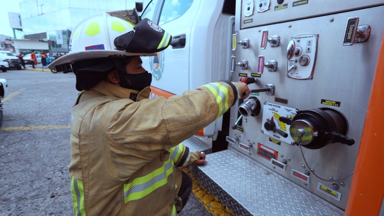 Día del Bombero. En Puebla, Eliezer se dedica a salvar vidas