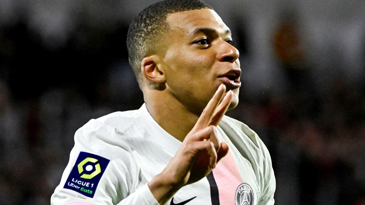 El contrato firmado por Mbappé le permitirá jugar en el Real Madrid durante las próximas cinco temporadas.
Foto: Producción El Universal Puebla