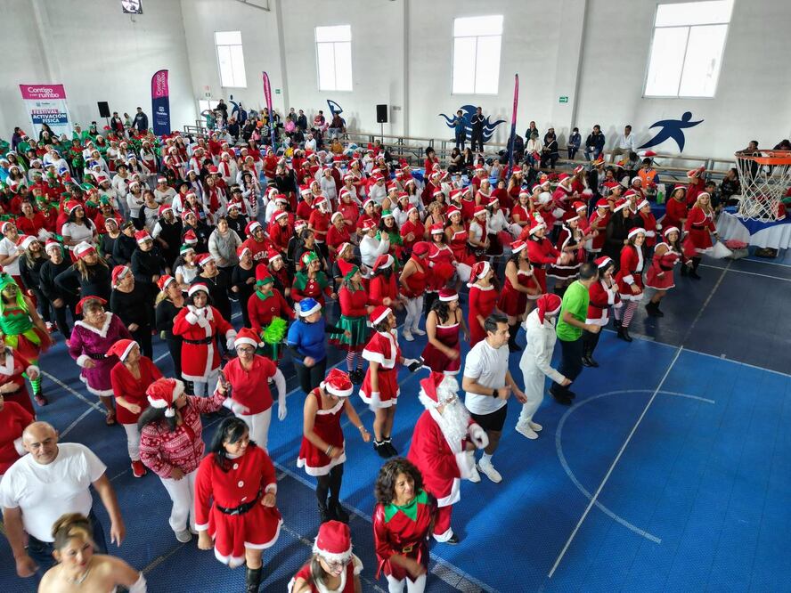Con música y vestuario navideño se llevó a cabo una activación física de fin de año | Foto Ayuntamiento de Puebla