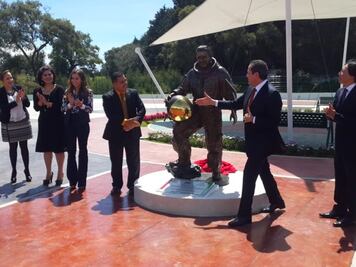 Roban estatua en honor al astronauta mexicano José Hernández; “siento que me secuestraron”, dice