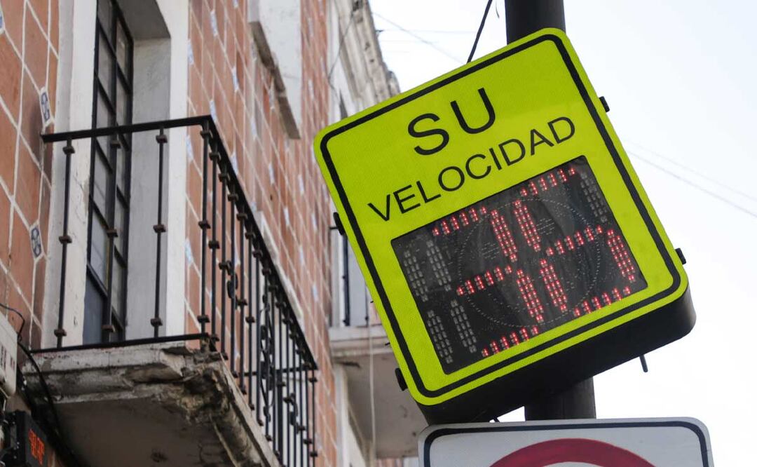Los cinemómetros se instalarán en las laterales de la Vía Atlixcáyotl a petición de vecinos de la zona | Foto: Agencia Es Imagen para El Universal Puebla