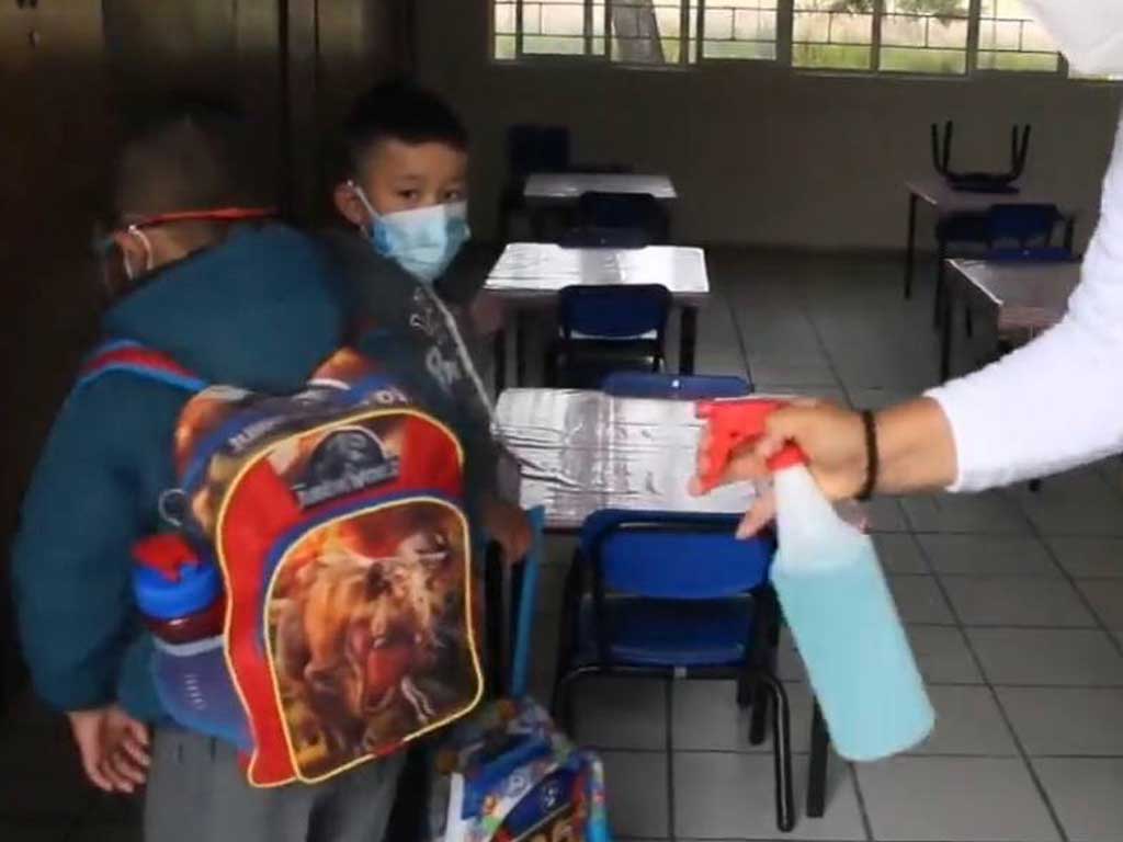 Con filtros sanitarios, regresan a clases presenciales en Puebla