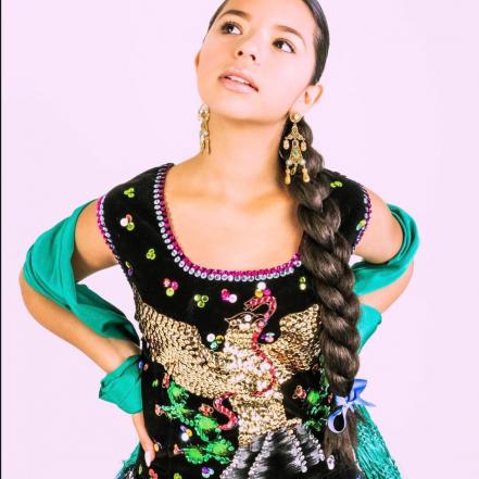 Ángela Aguilar, de china poblana y talavera. Sus vestidos que evocan a Puebla