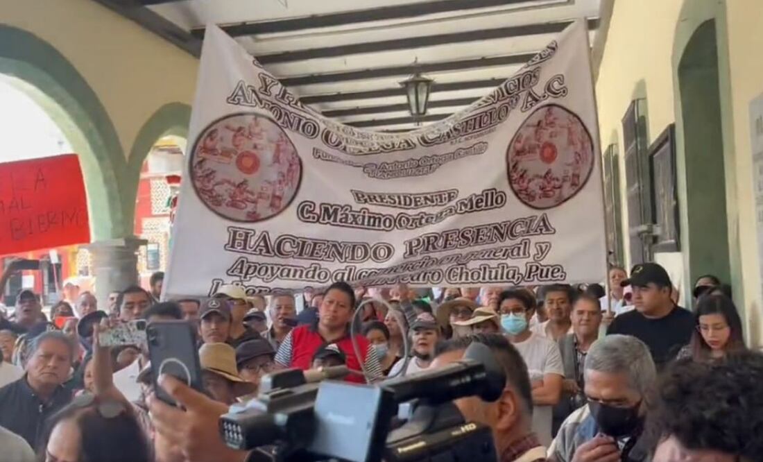 Comerciantes y pobladores se manifestaron en el ayuntamiento de San Pedro Cholula | Foto: Captura Twitter Berenice Sierra