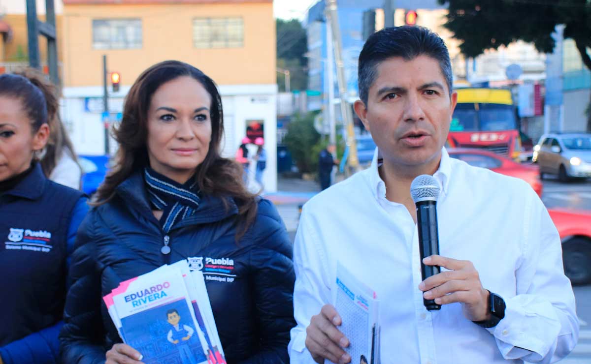 Lalo Rivera volantea su informe de gobierno en las calles de Puebla