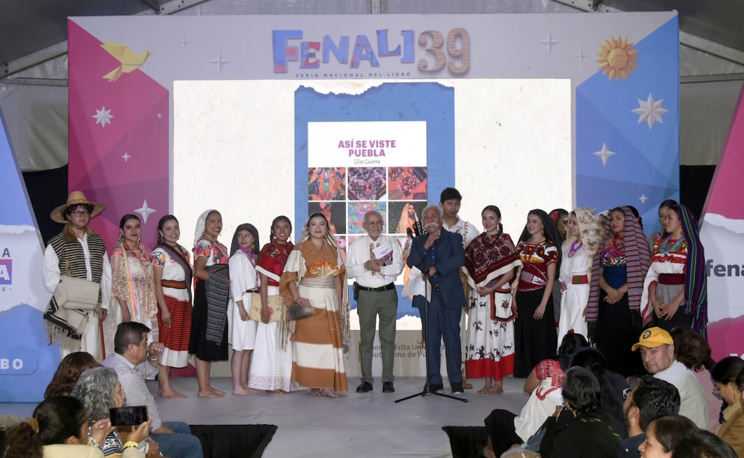 Presentan Así se viste Puebla, del maestro Elías Guerra en la FENALI 39 | Foto: BUAP.