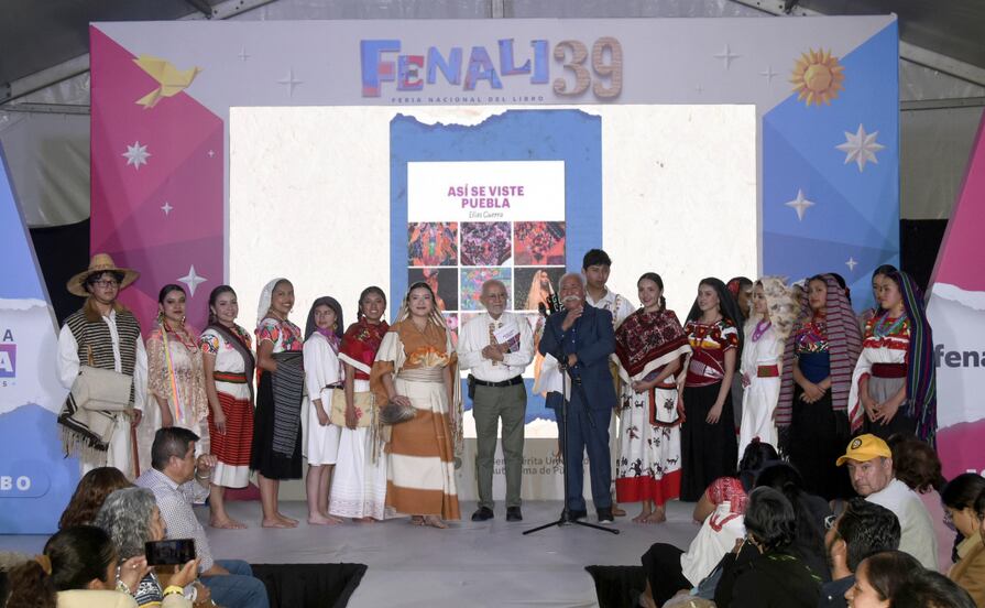 Presentan Así se viste Puebla, del maestro Elías Guerra en la FENALI 39