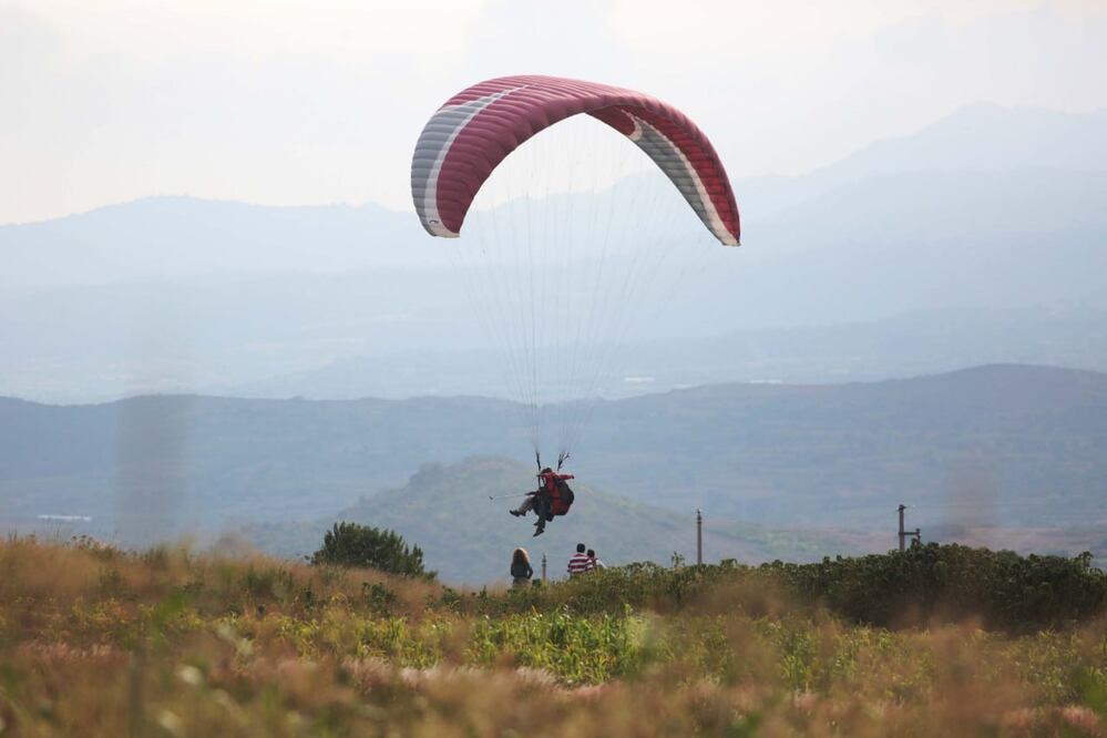 En Puebla, hay lugares como Pahuatlán donde puedes practicar parapente | Foto: EsImagen