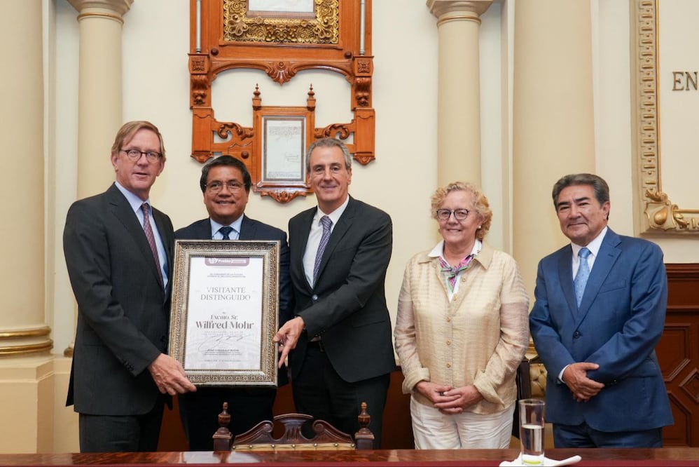 Wilfred Mohr fue reconocido como visitante distinguido por Pepe Chedraui | Foto: Ayuntamiento de Puebla