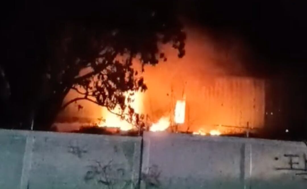Cinco camiones resultaron dañados en el incendio de una bodega de la CFE en la colonia La Huizachera | IMAGEN: Especial