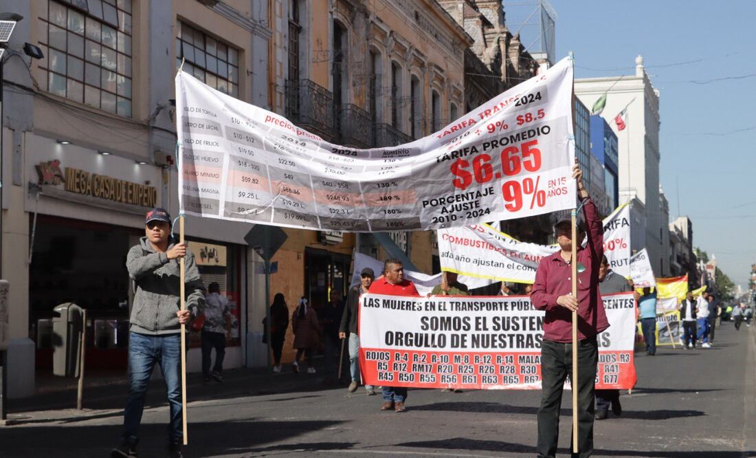 Un número reducido de transportistas marcharon en el centro de Puebla | Foto: EsImagen