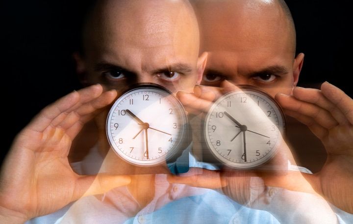 Descifrando el misterio de la hora espejo 14:14. Fuente: Freepik.