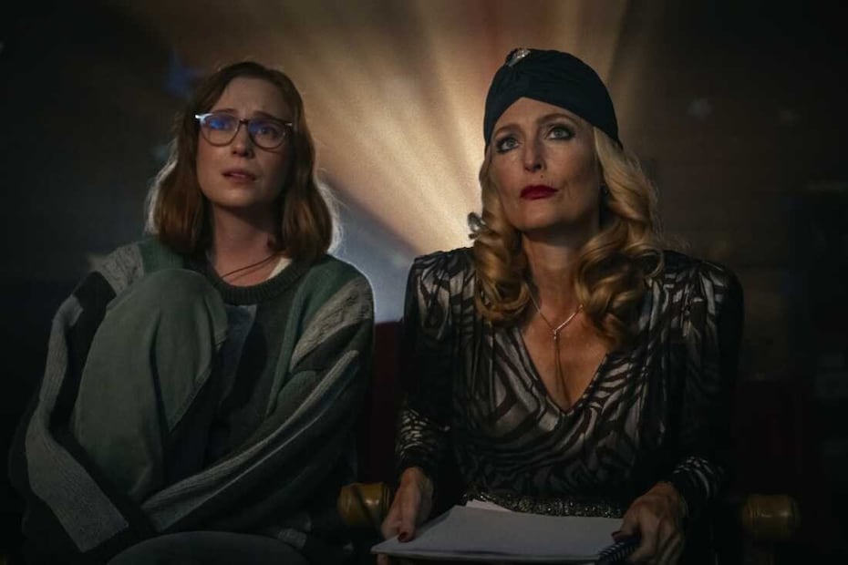 Hannah Einbinder y Gillian Anderson comparten una dinámica interesante en cada escena, la cual es clave para el misterio del filme | Foto: Mubi