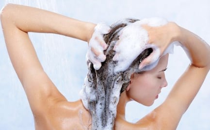 Cuál es el método ideal para lavarte el cabello y eliminar el pelo graso por más tiempo
